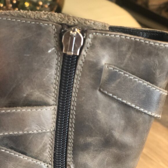 Stylish mid-calf leather boots in a distressed grey finish with crisscross strap - Picture 5 of 5